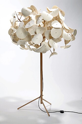 LYSENDE TRE:  Stålampen "Leaf Lamp", design Peter Schumacher for Green Furniture Sweden.