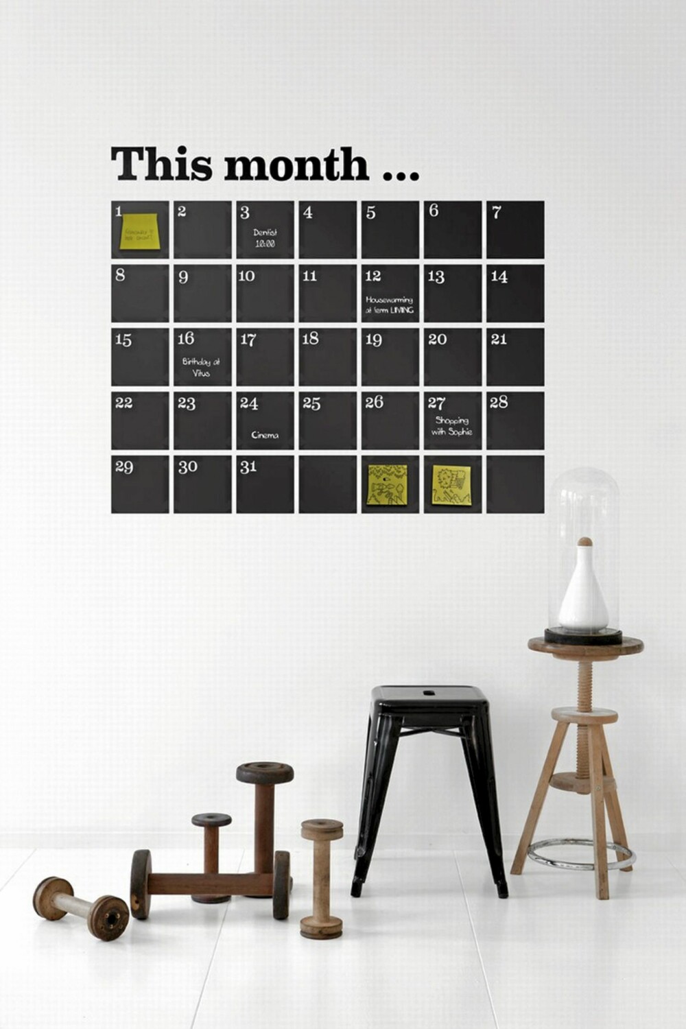 HUSKELISTE: Denne smarte wallstickeren i form av en kalender vil holde orden på en hektisk familiehverdag. Plasser i gangen så den er det siste du ser før du haster ut av døren.