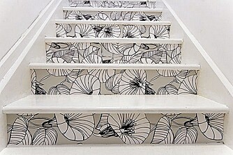 TRENDY TRAPP: Har du trappen i gangen gåt det fint an å være sprek med dekoren også her.