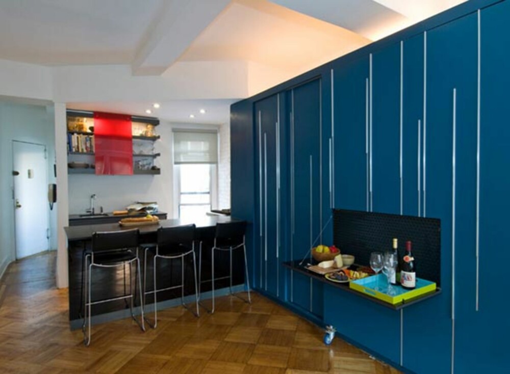 COCKTAIL: En liten minibar kommer til syne i skapet. COCKTAIL: En liten minibar kommer til syne i skapet.