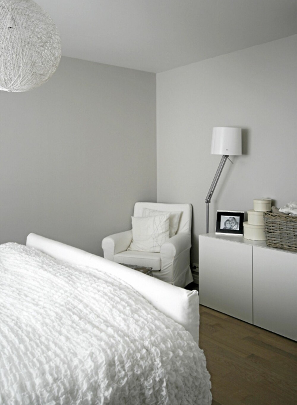 SOVEROM: Soverommet er lyst og åpent med hvitt som en gjennomgående farge