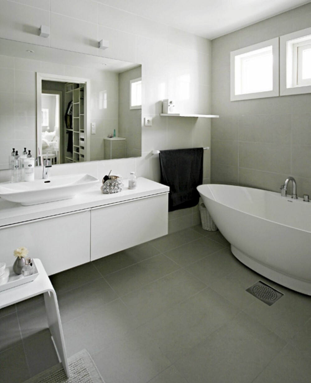 BLANDET DROPS: Vaskeservanten og skapet er fra Ikea, mens badekaret er fra Svedbergs