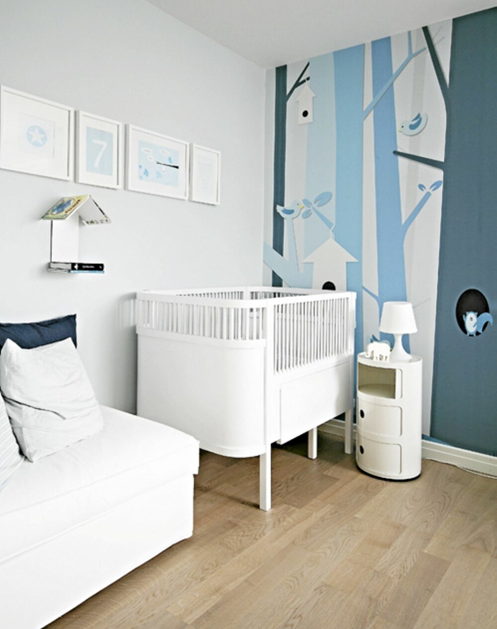 EGENDESIGNET TAPET: På sønnen Leon sitt rom har Christine selv designet tapeten på veggen. Også her er det brukt blått og turkis.
