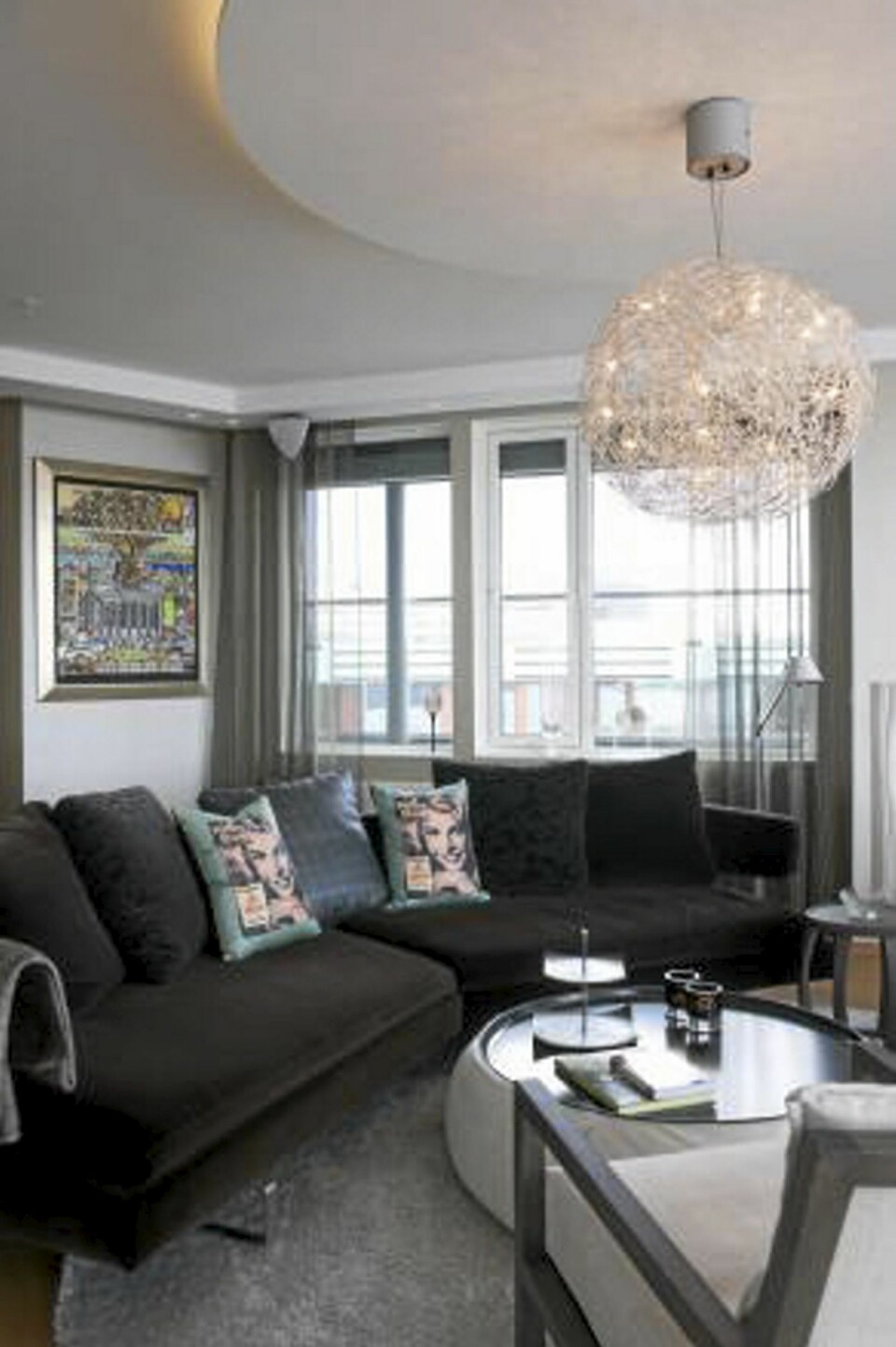 PROFFE DESIGNGREP: Interiørarkitekten laget blant annet en rund, nedfelt himling. Den bidrar til å samle de ulike stilelementene i rommet.