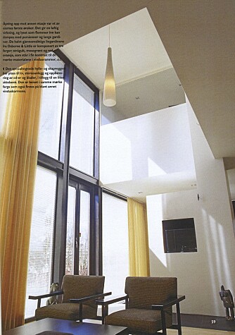SAMSPILL I FORM OG FARGE: Både møbler, lamper og gardiner er utvalgt med omhu for at de skal passe til husets arkitektur.