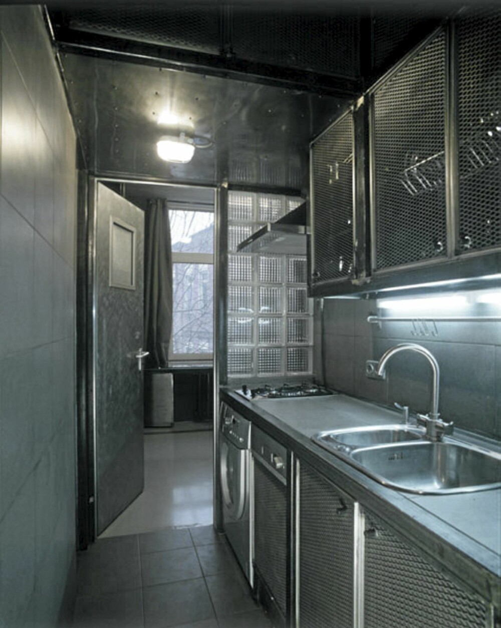 KJØKKEN: Kjøkkenet har stålskap og elementer av glassbyggerstein.