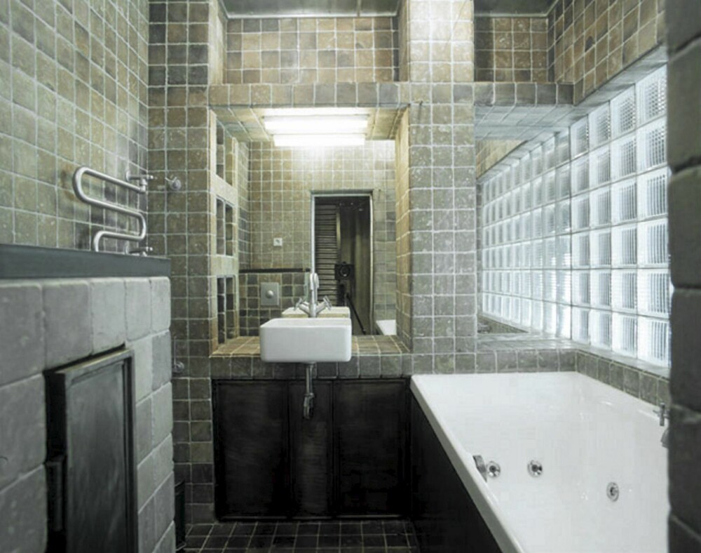 BAD: På badet har Kostelov valgt å bruke fliser i gråtoner på noen av veggene og gulvet.