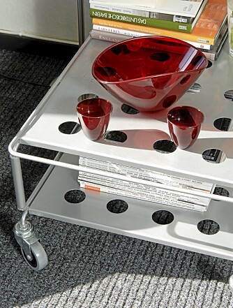 PANGFARGER: Fargesprakende fargekontraster på grått gulv. Trillebord fra Ikea.
