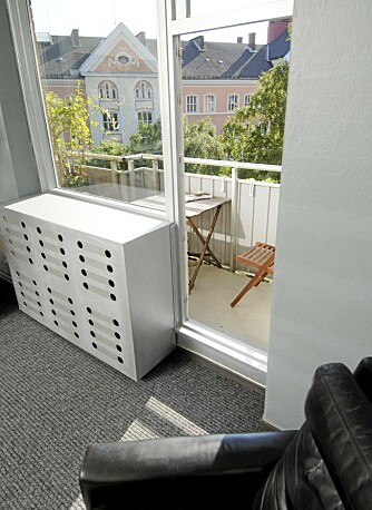EN HØYDARE: Den selvdesignete radiatorskjuleren er et viktig element i stueinteriøret.