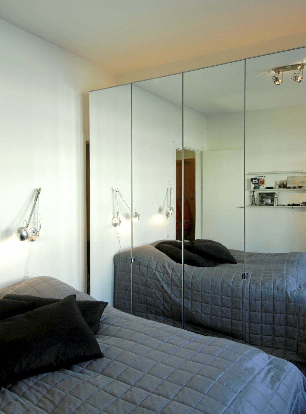 ØKER ROMOPPLEVELSEN: Store speilfronter gør rommet mye større enn det virkelig er. Skapskrogene "frigjøres" fra veggen med en spalte med en lysende plastslange i.