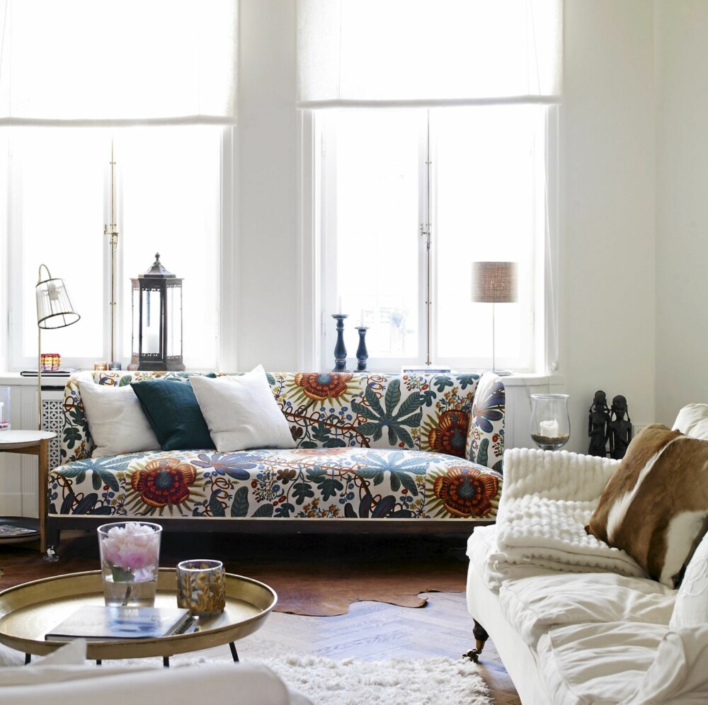 MØNSTERPLAN: Den hvite stuas ubestridelige blikkfang er en sofa trukket i et av Josef Franks ikoniske stoffer.