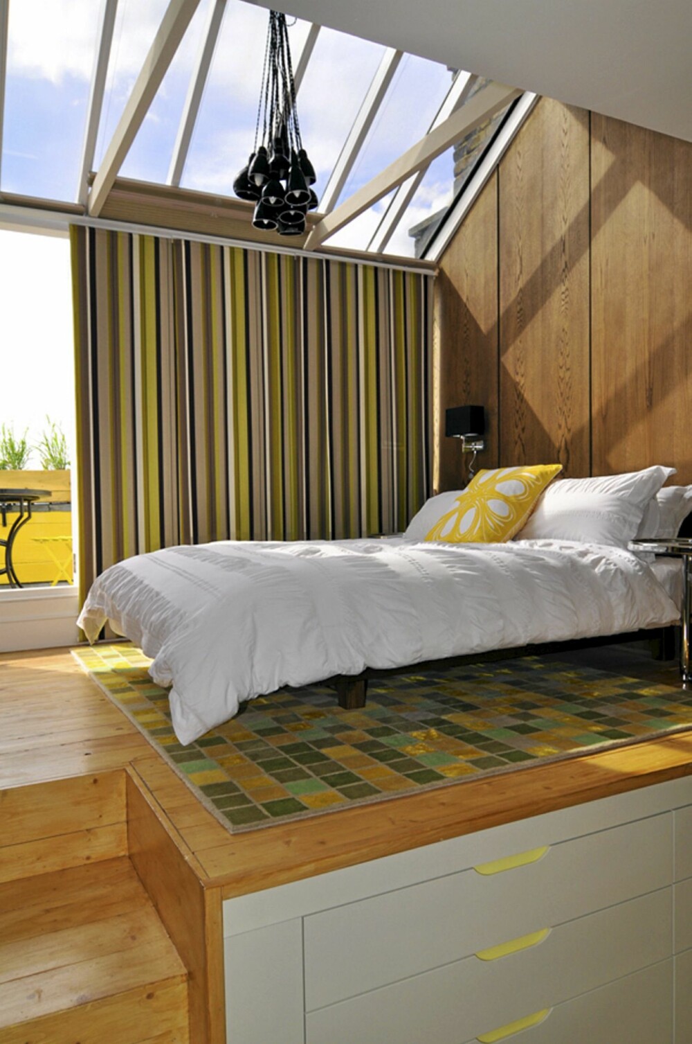 MYE LYS: Soverommet er lyst og åpent med store vinduer i taket som slipper inn godt med sol. De friske gule og grønntonene gir rommet et sommerlig og frodig uttrykk.