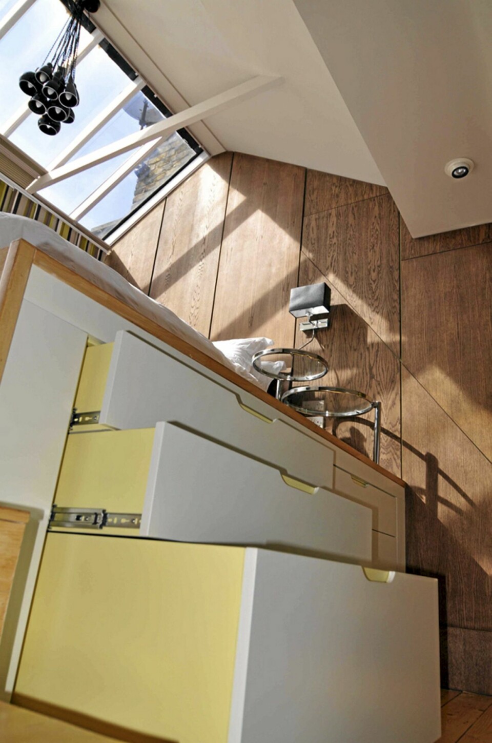 SMARTE SKUFFER: Under sengen har designerne bygget praktiske skuffeseksjoner slik at all plass blir maksimalt utnyttet og gulvet blir frigitt for ting og tang.