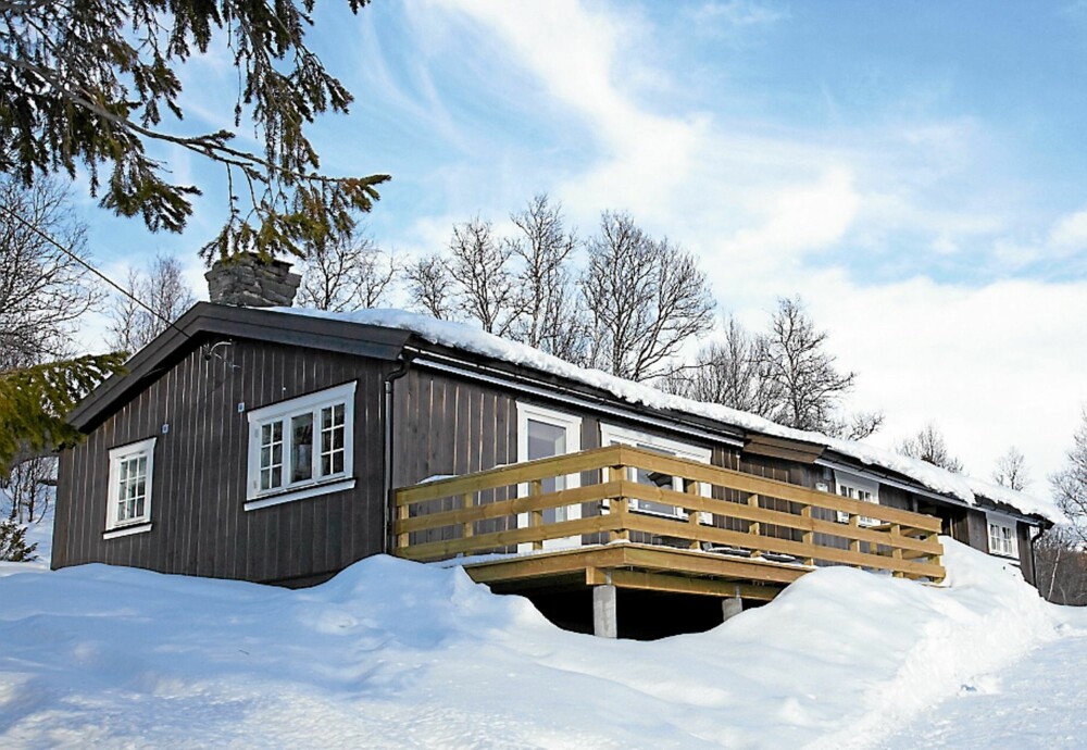 IDYLLISK: Hytta ligger flott til med gode skiløyper i området og vakker utsikt over fjellheimen.