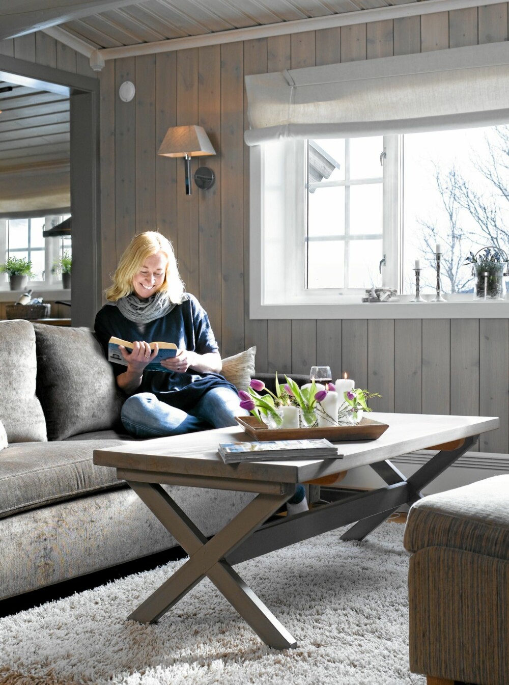 ÅPNET OPP: Hytteeier Inger Marit S. Folland er fornøyd med at alle vinduene er byttet ut for å åpne opp for den flotte utsikten. ÅPNET OPP: Hytteeier Inger Marit S. Folland er fornøyd med at alle vinduene er byttet ut for å åpne opp for den flotte utsikten.