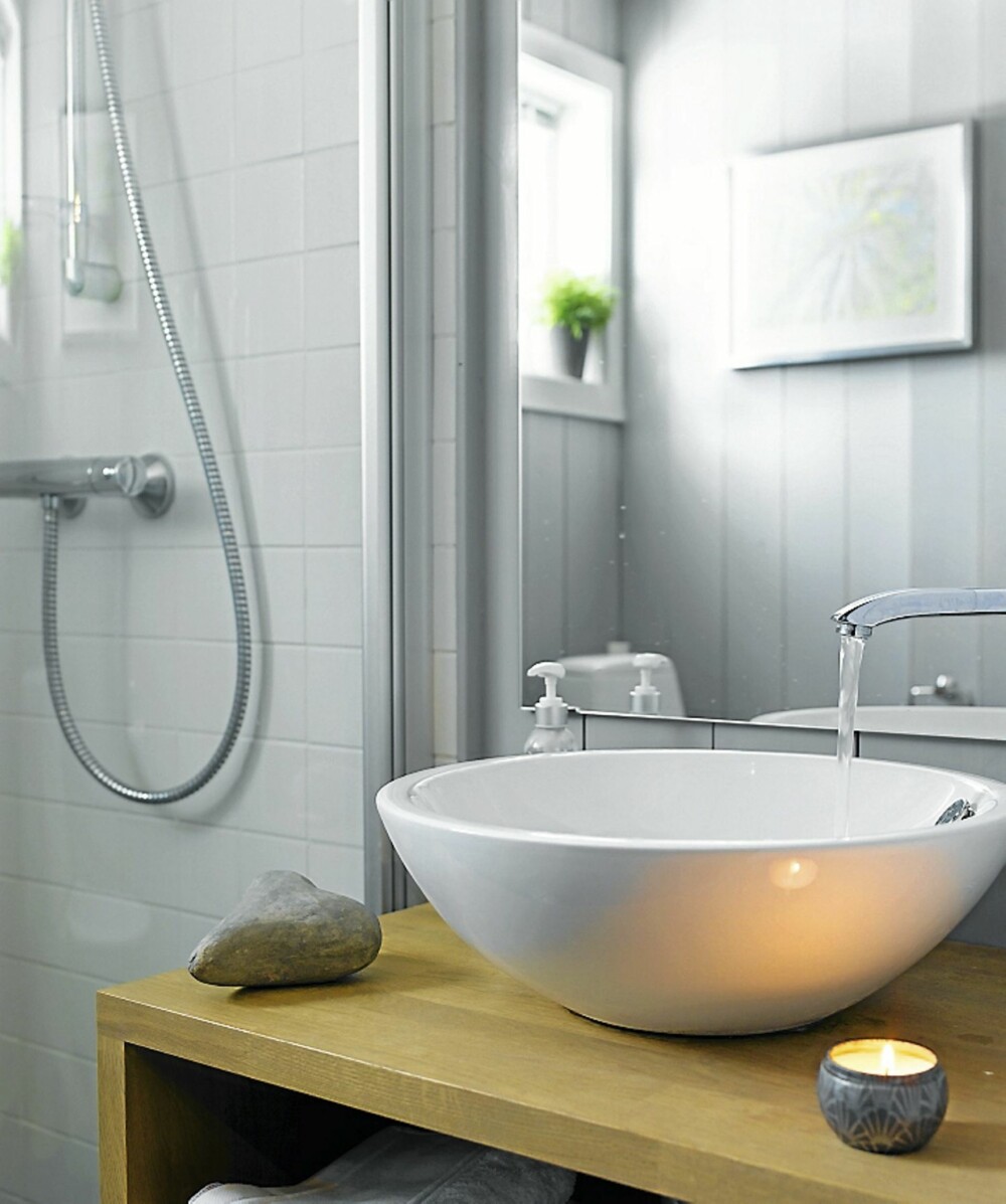 BAD: På badet, som tidligere var en del av den gamle ytterboden, var det varmtvannsbereder, pumpevann og et wc. Etter at varmtvannsberederen ble flyttet ut i vedboden og pumpen ut, fikk Inger Marit et funksjonelt og lekkert bad. BAD: På badet, som tidligere var en del av den gamle ytterboden, var det varmtvannsbereder, pumpevann og et wc. Etter at varmtvannsberederen ble flyttet ut i vedboden og pumpen ut, fikk Inger Marit et funksjonelt og lekkert bad.
