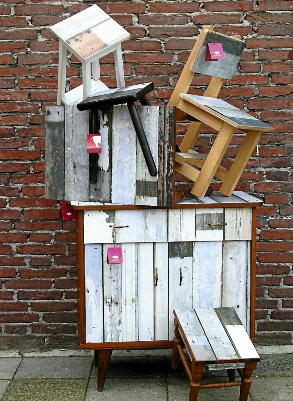 GAMLE MØBLER: Med et plankerester-tapet fra Studio Ditte ble disse møblene enda eldre.