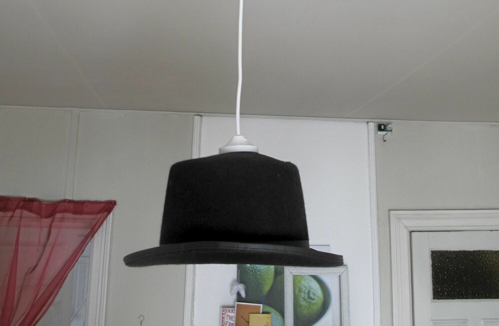 HATTELAMPE: En gammel hatt ble til en lampe.