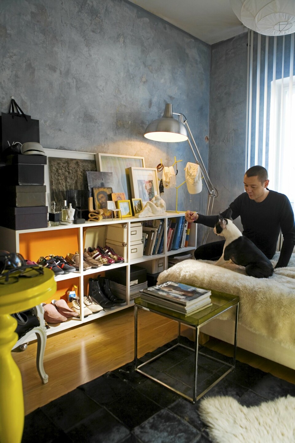 GRÅ VEGG: Boris Praskac, interiørarkitekt og medeier i butikken Eske i Oslo, har valgt en grå vegg i stua, og frisker opp med fargeklatter i gult.