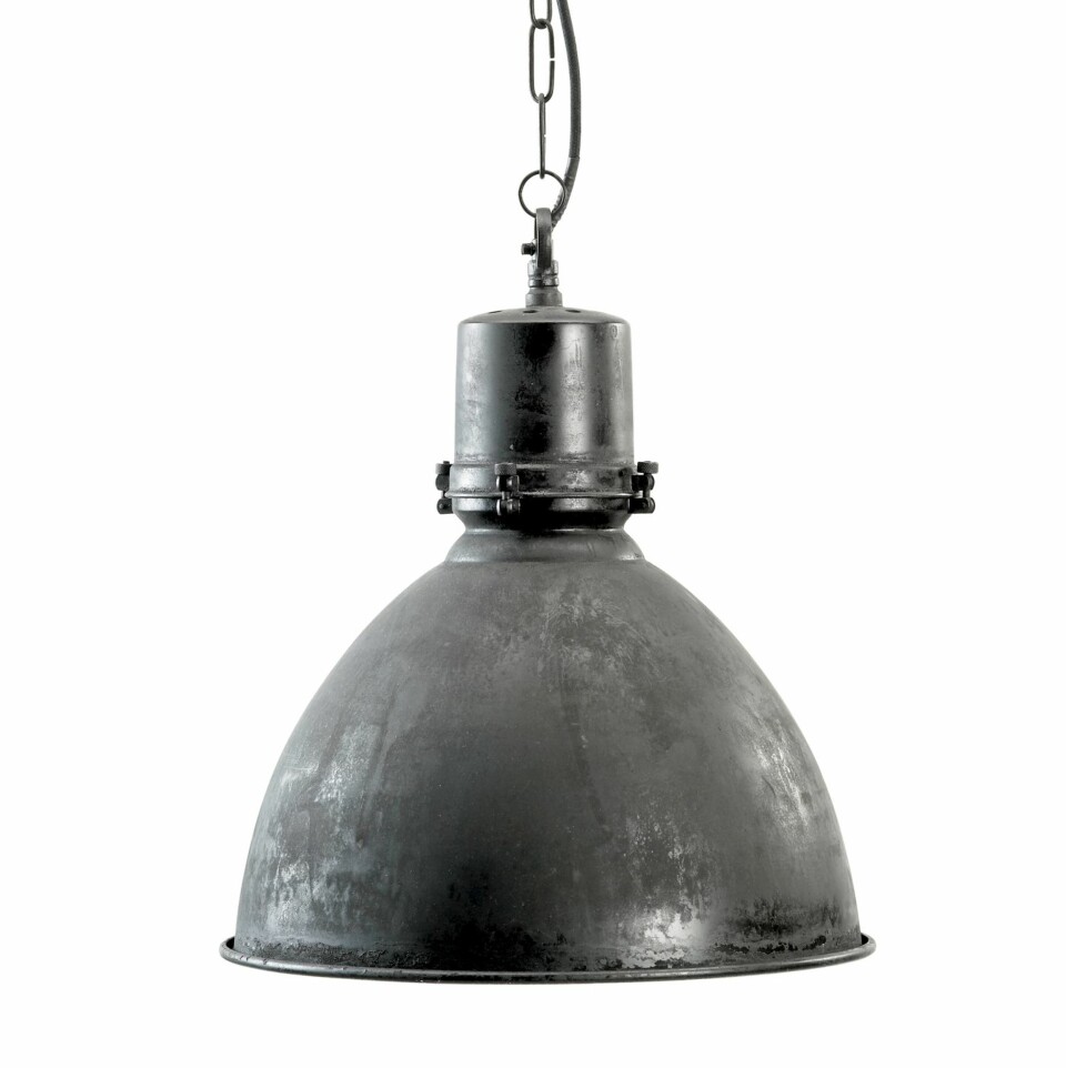 KLER GRÅTT: Grått er særlig tøft til materialer som stål, betong og sink. Industriell taklampe, h 39 x d 38 cm, kr 2199, Nordal.