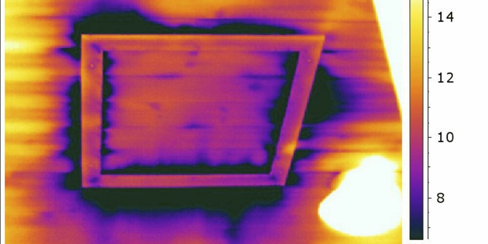 INFRARØDT: Dette bildet viser en luke i et hus tatt av en termografør. En bildeanalyse vil kunne gi deg tips om hvordan du kan tette best mulig.