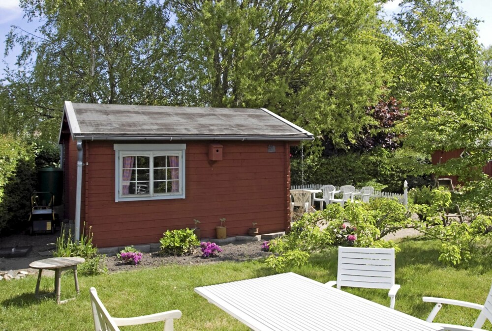 IKKE SØKNADSPLIKTIG: Den lille redskapsboden eller dukkehuset ute i hagen kan du bygge uten å søke, dersom den er under 15 kvm. IKKE SØKNADSPLIKTIG: Den lille redskapsboden eller dukkehuset ute i hagen kan du bygge uten å søke, dersom den er under 15 kvm.