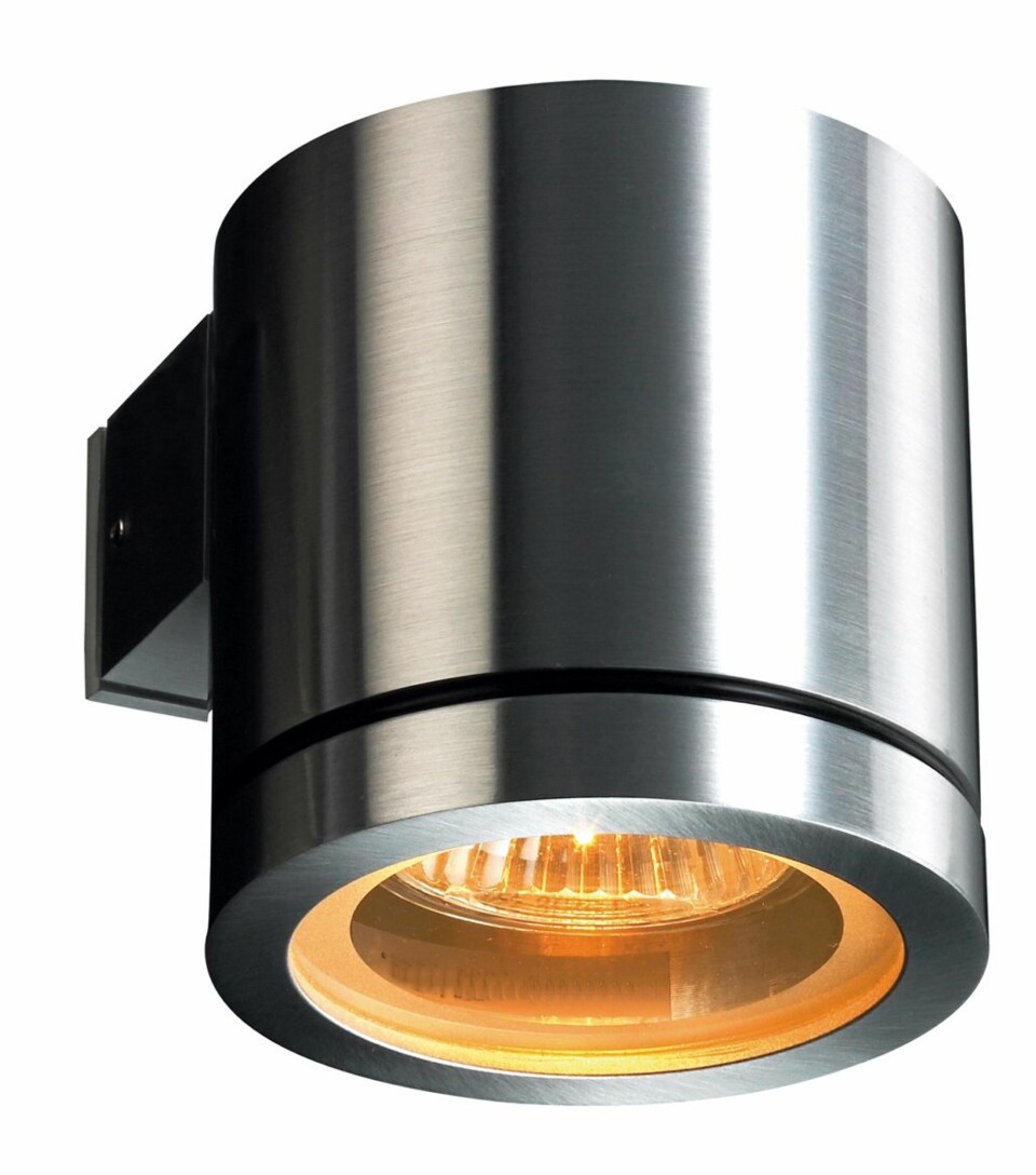 RØFF: «Tube» fra Light- Point er en røff spot som kler et spenstig bad. Pris kr 1200. Finnes også i varianten «Loop». Marnburg Interiør.