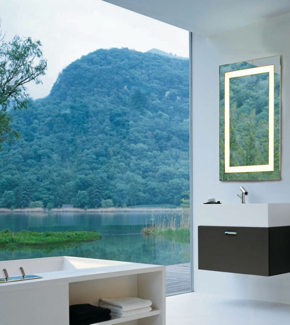 INTEGRERT:  Innebygd lys er et alternativ til de vanlige glasskuplene på hver side av speilet. Her Illumina «Mirror 1» fra danske Light-Point. Pris kr 5740, Marnburg Interiør.