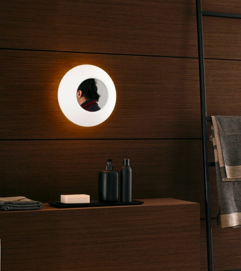 STILIG KONTRAST: «Alias» vegglampe, fra Oluce, kr 1975, gir
et bløtt lys som passer spesielt godt til bad, Expo Nova Lys.