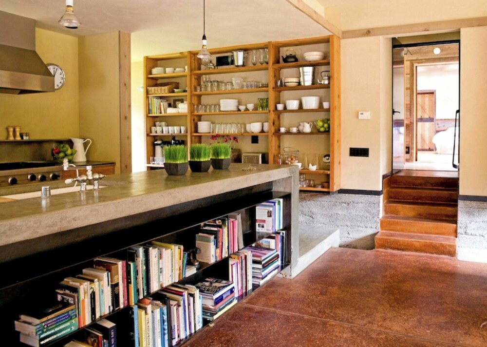 KJØKKENBENK: Kjøkkenbenken er laget av de gamle og originale gulvmaterialene på låven.
