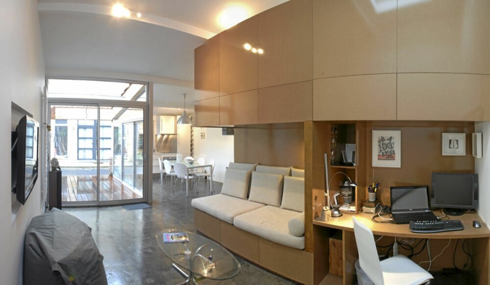 SMÅTT OG GODT: Funksjonell design gjør at hovedrommet i leiligheten føles romslig.