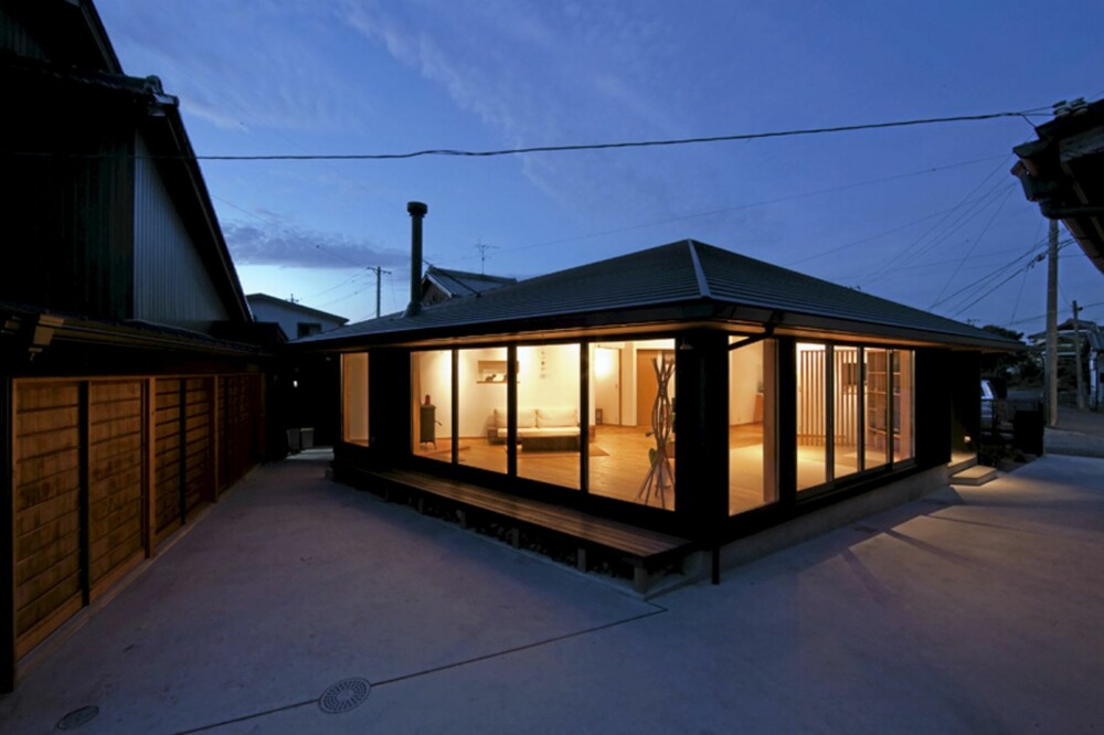 MODERNE: De store vinduene gir huset et moderne uttrykk. Valmtaket harmonerer med det urbane uttrykket i området.