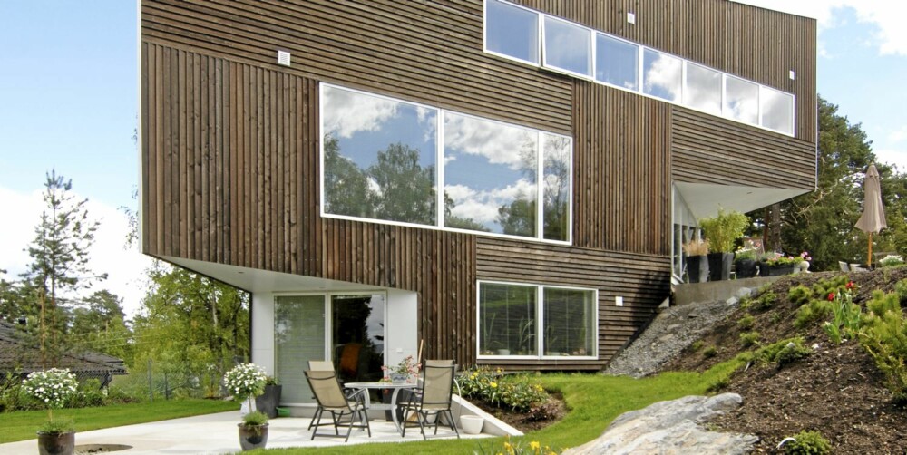 INNHUGG PÅ TO SIDER: Det trekantformede huset brytes av to innhugg i bygningskroppen. INNHUGG PÅ TO SIDER: Det trekantformede huset brytes av to innhugg i bygningskroppen.