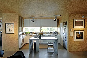 KUL SONE. Kjøkken er lagen som en åpen sone i den såkalt "flytende" grunnplanen. Betong kjøkkenøy  fra Apart.