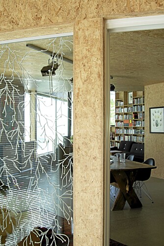 PERSOLIGHET. Eierne har innredet med en spenstig miks av designprodukter fra blant annet Vitra og gamle bondebord. PERSOLIGHET. Eierne har innredet med en spenstig miks av designprodukter fra blant annet Vitra og gamle bondebord.
