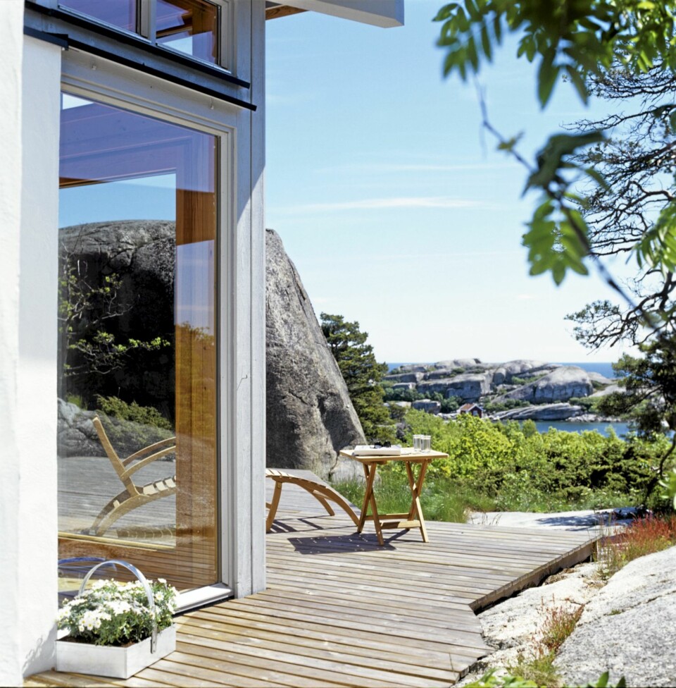 ÅPEN HORISONT: Foran hytta ligger det en rekke holmer, øyer og skjær. Den travle skipsleia ligger ligger enda lenger ut, nesten helt ved Færder fyr.