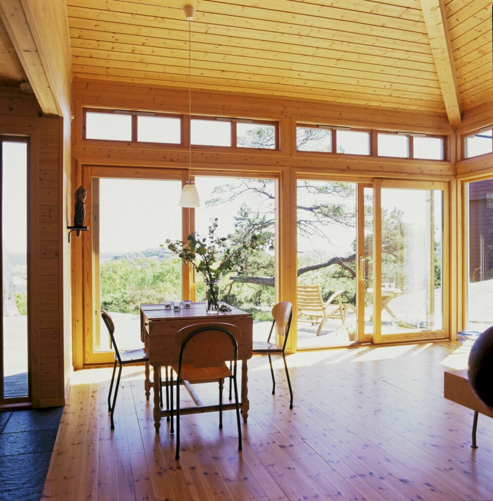 HØYREIST STUE: Arkitekten prioriterte å lage et stort, dominerende stuerom i hytta. Det er lavest i forkant, hvor det måler 2,9 m helt fremme ved fasaden. Innerst i bygningen, ved soverommene er takhøyden 3,5 m. Dette grepet medfører at dette luftige rommet og hele hytta virker større enn den virkelig er. Vindusbånd i to rekker, et over det andre.