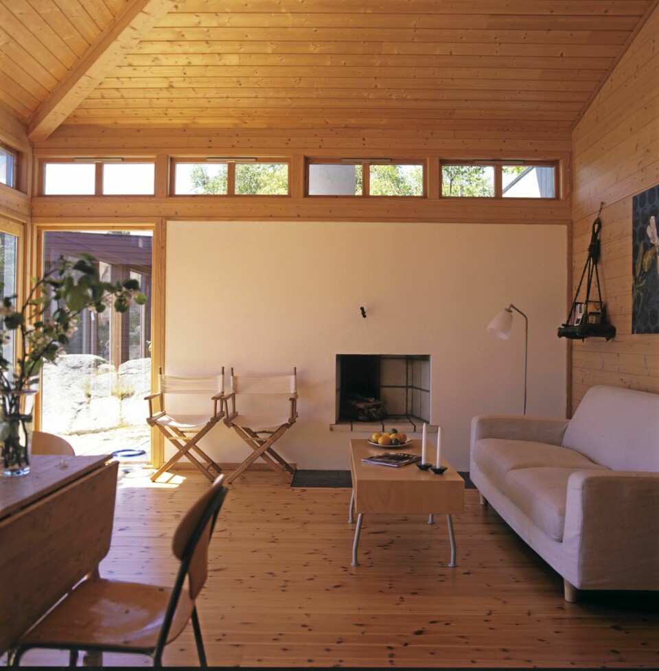 REN VEGG: Wille ville ikke at peisen skulle stikke ut i rommet. Derfor er peisrommet og pipa plassert på utsiden av hytta.