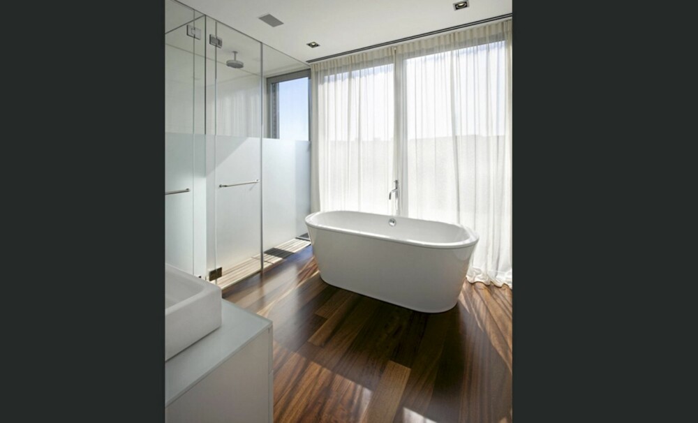 GJENNOMFØRT: Den rene stilen går igjen i alle rom. Med badekaret ute på gulvet og florlette gardiner et frihetsfølelsen maksimal.