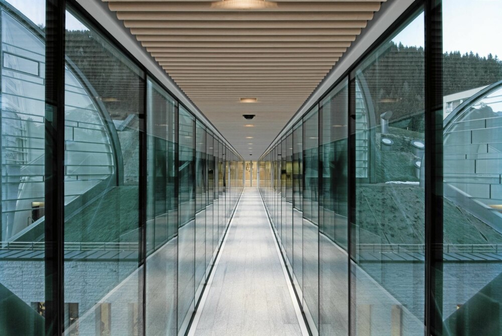 EN TRANSPARENT VERDEN: Glassgangen fra spaet over til moderhuset, Tschuggen Grand Hotel er også en opplevelse. EN TRANSPARENT VERDEN: Glassgangen fra spaet over til moderhuset, Tschuggen Grand Hotel er også en opplevelse.