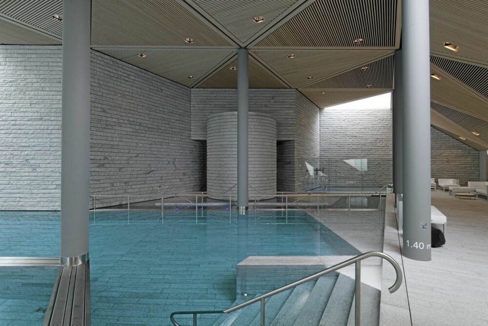 VEGGER SOM ORNAMENTER: Den omhyggelige måten veggene er bygget opp på, blant annet med bruk av hvit granitt med tekstur i er typisk for arkitekt Mario Bottas arbeider. VEGGER SOM ORNAMENTER: Den omhyggelige måten veggene er bygget opp på, blant annet med bruk av hvit granitt med tekstur i er typisk for arkitekt Mario Bottas arbeider.