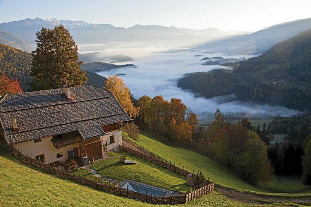 UTSIKT: Hytta i Tyrol har en fantastisk utsikt over den Italienske fjellheimen.