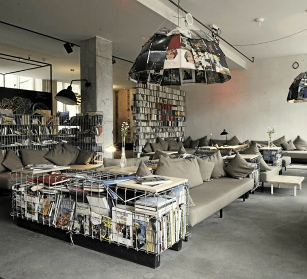 RESEPSJON: I hotellets resepsjpn er det både et oppholdsrom og bar og kafe. RESEPSJON: I hotellets resepsjpn er det både et oppholdsrom og bar og kafe.