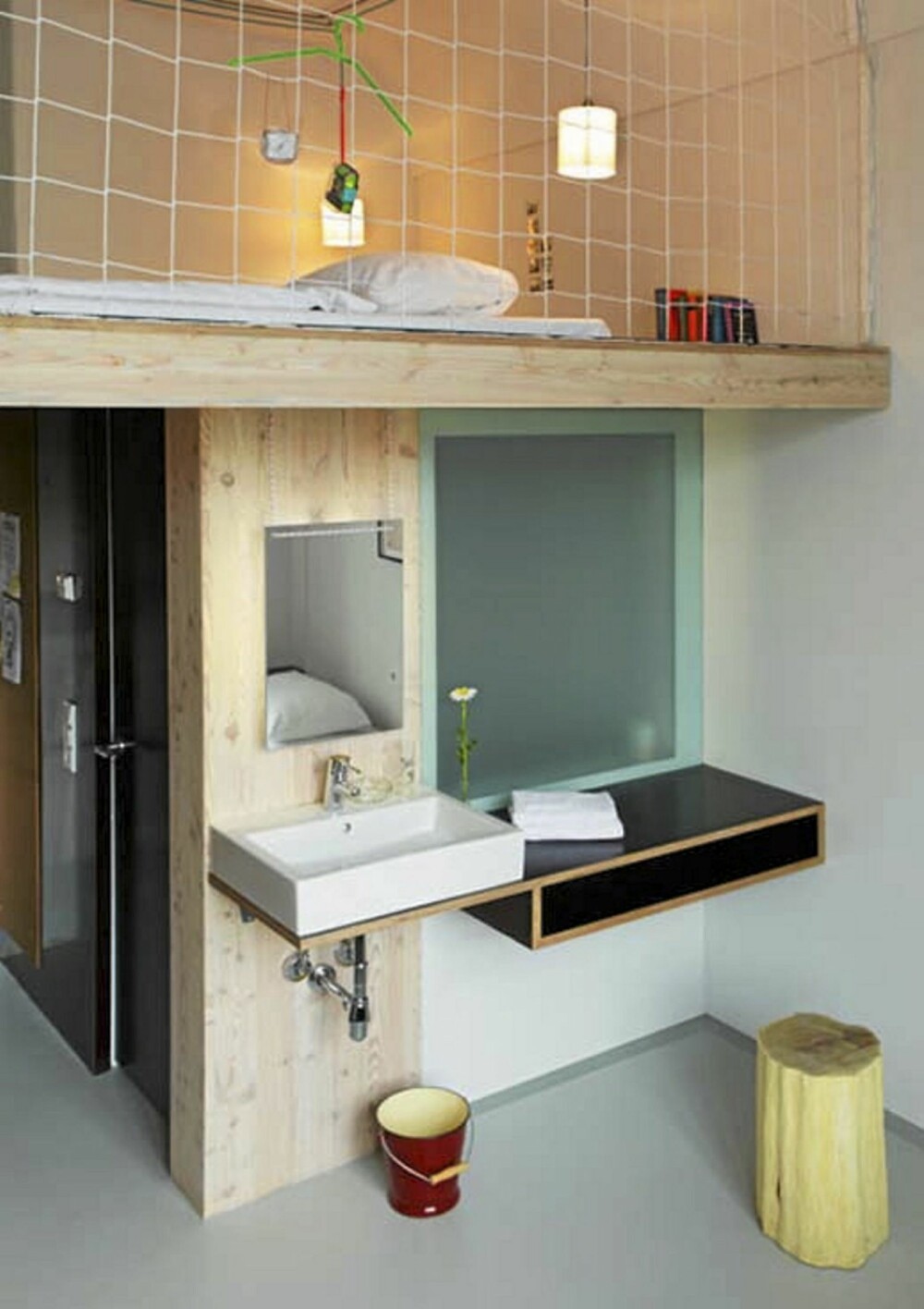 ROM: Det personlige hotellet tilbyr ulike rom for ulike preferanser. Dette er et med flere senger om man er en gruppe sammen. ROM: Det personlige hotellet tilbyr ulike rom for ulike preferanser. Dette er et med flere senger om man er en gruppe sammen.