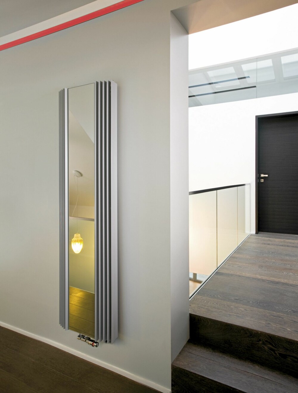 SPEIL: Denne radiatoren gjør også jobben som speil, www.lyngson.no.