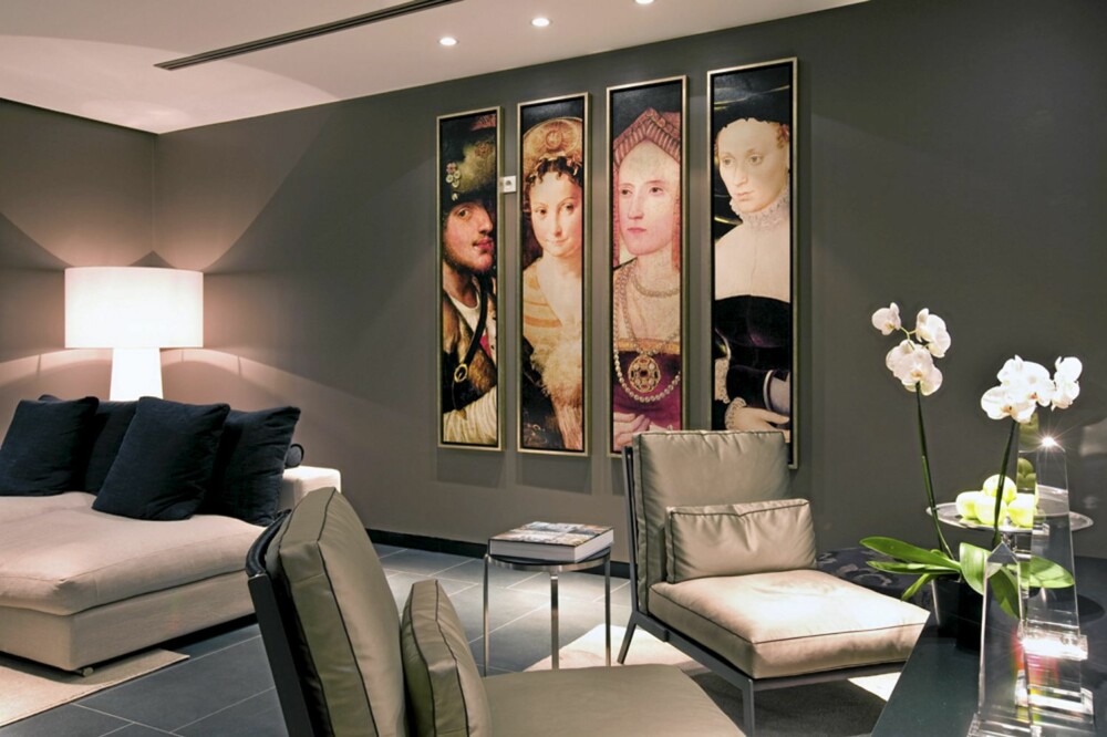 RÅ MIKS: Loungeområdet preges også av uttykksfull, moderne design.