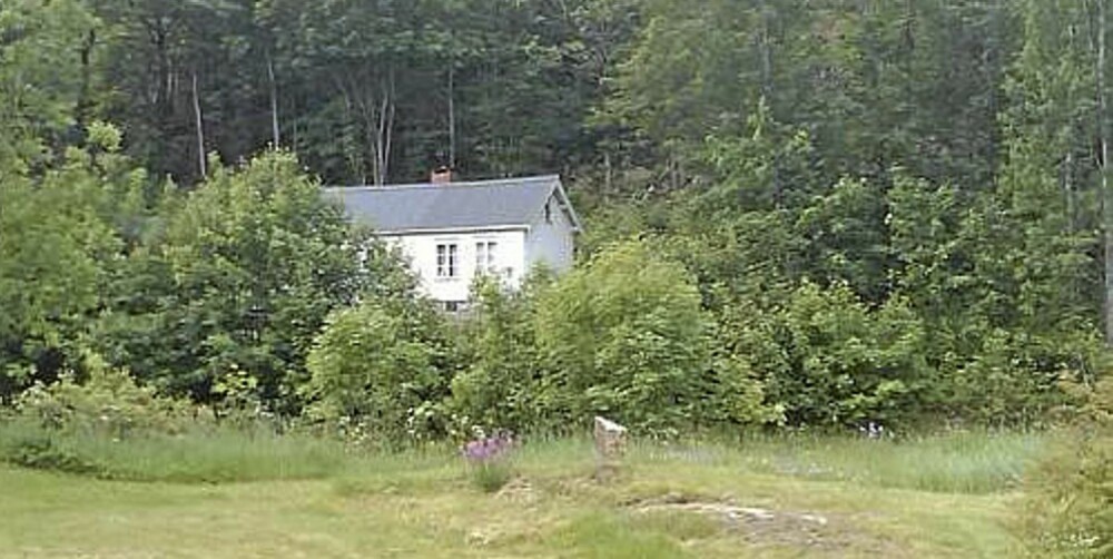 Hus som kan brukes som hytte rett utenfor Tvedestrand sentrum. Hus som kan brukes som hytte rett utenfor Tvedestrand sentrum.