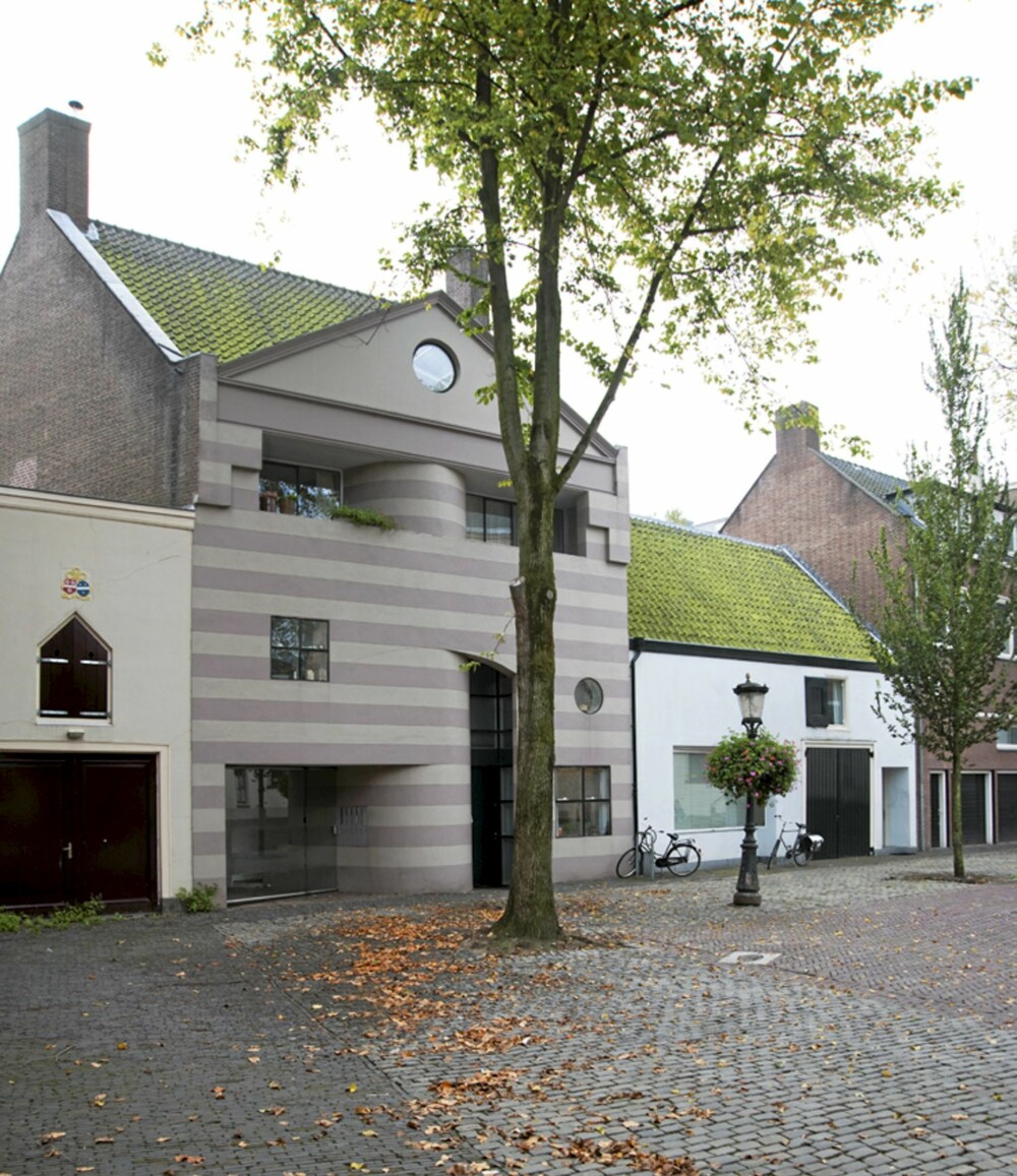 GRÅSTRIPET YTRE: Det stripete huset står på den åpne, runde plassen som omgir Pieterkerk midt i den eldre delen av Utrecht.Van Schijndel Huis er det yngste, fredete historiske minnesmerke i byen.
