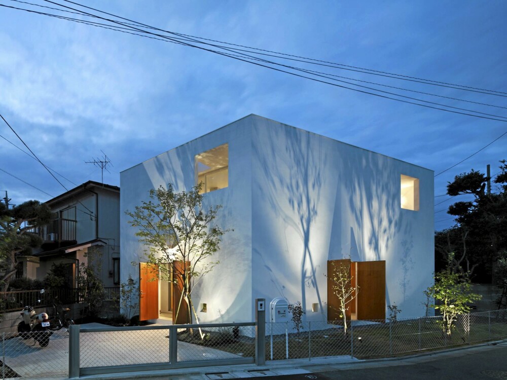 EN BLOC: Husets spennende form trer ytterligere frem når bygningskroppen blir lyssatt.