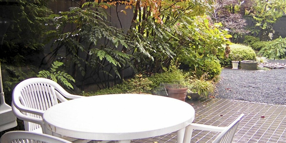 Plastmøbler bør ikke stå uten gjennom høst og vinter. Kan de ikke laghres inne, bør de i det minste dekkes til med en presenning